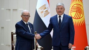 نائب رئيس الوزراء يلتقي رئيس الوزراء القيرغيزي في “بيشكيك” لبحث تعزيز التعاون المشترك