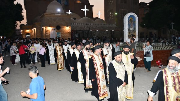 الأنبا ميخائيل يترأس عشية عيد الأنبا برسوم العريان ويطيب رفاته .. صور