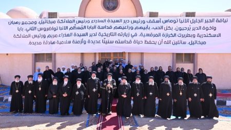 البابا تواضروس يلتقي مجمع رهبان دير العذراء والملاك ميخائيل بالبهنسا ويفتتح منطقة الزائرين