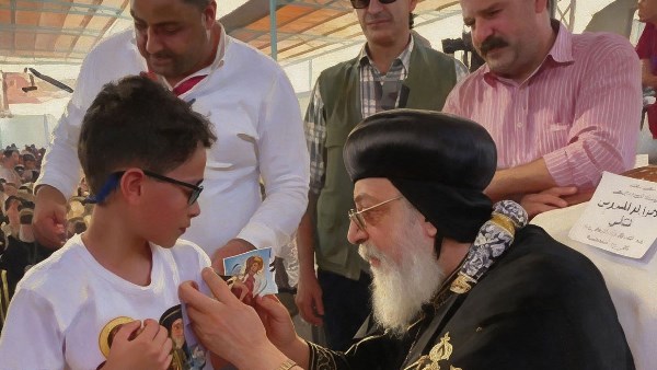مشهد أبوي مؤثر .. البابا تواضروس يُوقف بكاء طفل ويُوقّع له على «التيشيرت»