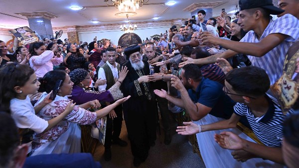 البابا تواضروس يصل كنيسة الأنبا بولا والأنبا أنطونيوس وسط استقبال شعبي كبير| صور