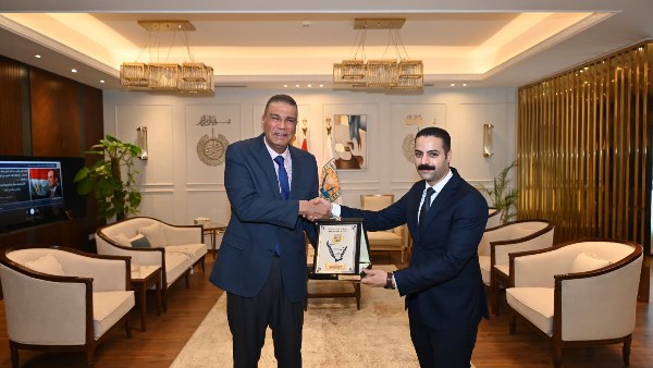 درع الوفاء.. محافظ جنوب سيناء يكرم مستشار مفوضي الدولة تقديرا لجهوده بالمحافظة