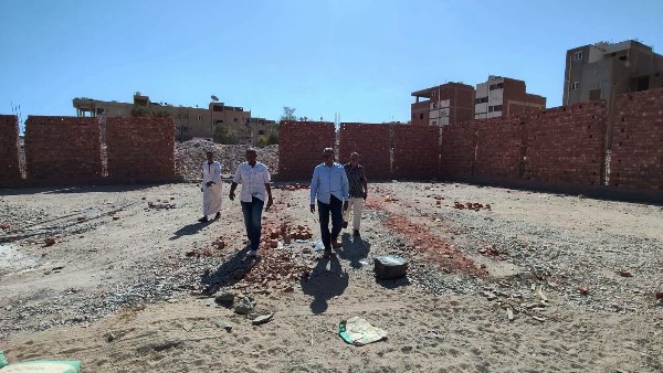 رئيس القصير يرصد أعمال بناء ويأمر بفحص ملفات المواقع المخالفة