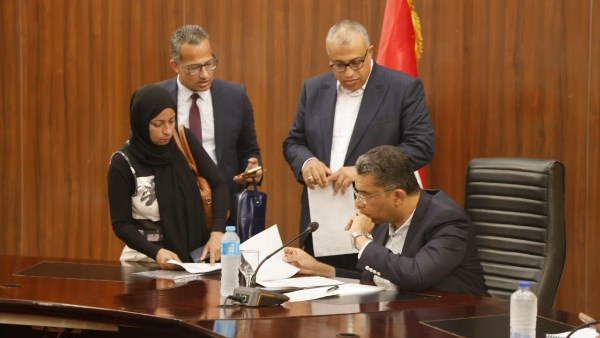 محافظ البحر الأحمر يبحث شكاوى المواطنين في الإسكان والأراضي والمرافق والاستثمار