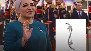 «بروش» السيدة انتصار السيسي يلفت الأنظار في استقبال الرئيس الصيني وقرينته