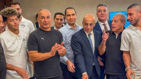 بـ التورتة .. سفير مصر يُهنئ المنتخب الوطني بالفوز على جنوب السودان .. صور