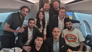 محمد صلاح يصل إلى إنجلترا بطائرة خاصة