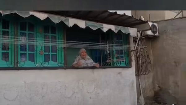 «بالدعاء والفرحة».. سيدة مسنة تستقبل محافظ بورسعيد في مشهد إنساني «بالدعاء والفرحة».. سيدة مسنة تستقبل محافظ بورسعيد في مشهد إنساني