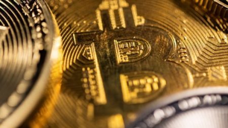بيتكوين يتحرك قرب مستوى 81 ألف دولار مع التركيز على التشريعات الأمريكية للعملات المشفرة