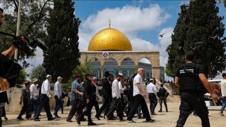المستوطنون يقتحمون المسجد الأقصى ويؤدون طقوسا تلمودية بحماية شرطة الاحتلال