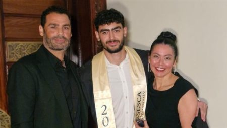 محمد عبد المنصف ولقاء الخميسي يحتفلان بتخرج ابنهما من الجامعة