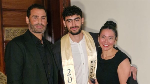 محمد عبد المنصف ولقاء الخميسي يحتفلان بتخرج ابنهما من الجامعة