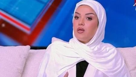 المطربة منة تكشف كواليس ابتعادها عن الفن وارتدائها الحجاب: «حلمت في رمضان إني لبست الطرحة»