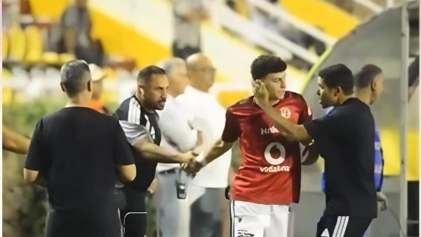 ضربه في صدره.. واقعة مثيرة بين علي محمود وعموتة بعد تعادل الأهلي مع المقاولون