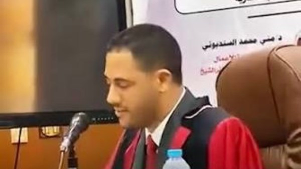 فقدنا أبانا فألقينا عليك همومنا.. رسالة مؤثرة من باحث لشقيقه في مناقشة الماجستير