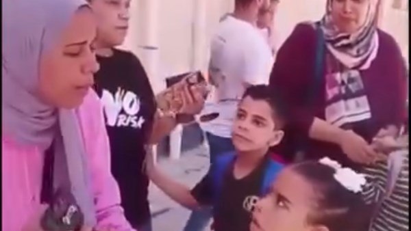 سابوا الباب مفتوح وبنتي خرجت.. فيديو يثير الجدل لـ ولية أمر بالإسكندرية تزعم إهمال إحدى المدراس سابوا الباب مفتوح وبنتي خرجت.. فيديو يثير الجدل لـ ولية أمر بالإسكندرية تزعم إهمال إحدى المدراس