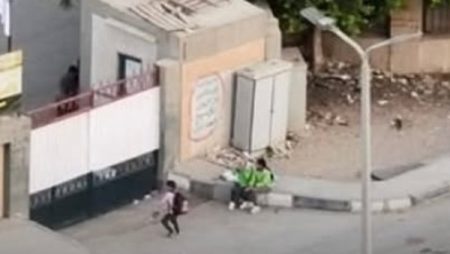 الباص وداهم بدري وسابهم قدام الباب .. صور لصغار أمام المدرسة بالمعادي قبل فتحها تثير الجدل