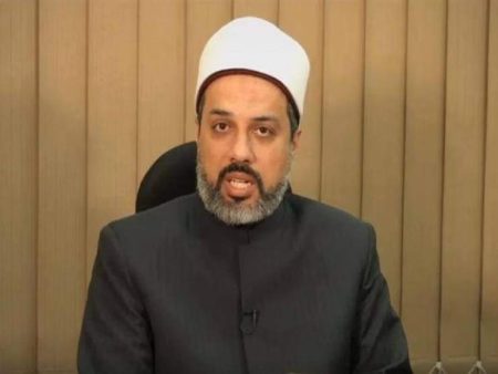 هل يجوز للمرأة كشف شعرها أمام زوج أختها وحُكم مُصافحة شقيق زوجها ؟.. الموقف الشرعي