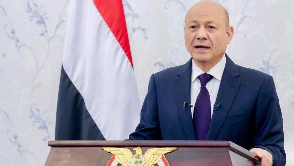 رئيس مجلس القيادة اليمني: عملية فجر اليمن ماضية نحو هدفها لإنهاء انقلاب الميليشيات الحوثية