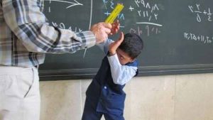 عضو المحامين العرب تفجر مفاجأة بشأن ضرب المدرسين للطلاب.. متى تصل العقوبة إلى 3 سنوات حبس؟