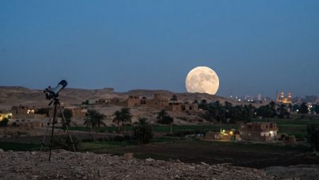 قمر الصيد يزين سماء مصر بعد غد.. وفرصة ذهبية لهواة الفلك لرصد تضاريسه