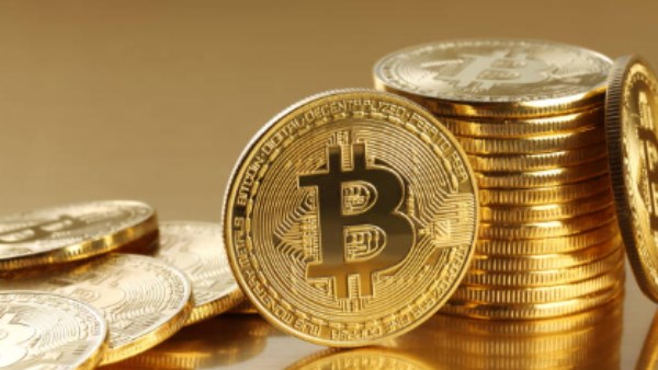 بيتكوين تحافظ على التداول فوق 77 ألف دولار وسط ترقب تداعيات اختراق بينانس