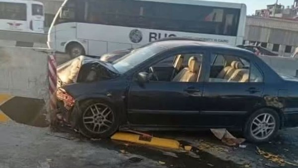إصابة شخصين في حادث اصطدام سيارة ملاكي بمحطة الأتوبيس الترددي السخنة