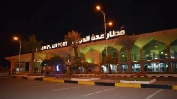 إلغاء هبوط رحلة قادمة من القاهرة.. «النقل اليمنية»: إخلاء مطار عدن ونقل طائرتين بعد هجوم حوثي
