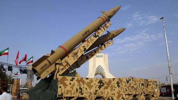التلفزيون الإيراني: طهران تستعد لحرب شاملة وتهدد بالرد على أي اعتداء أو اغتيال دون قيود