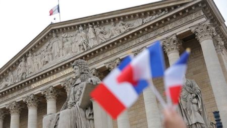 الحكومة الفرنسية تقر آلية لحجب المحتوى المحرض على العنف عبر مواقع التواصل