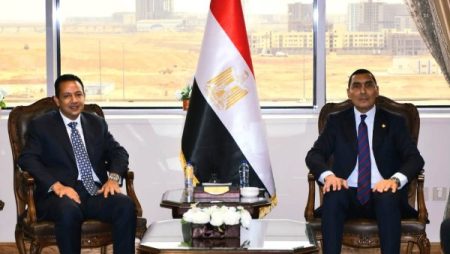 وزير الشباب والرياضة يبحث مع رئيس الاتحاد السكندري تطوير المشروعات الاستثمارية بالنادي