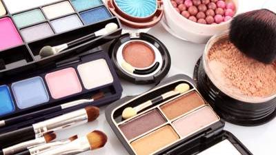 كيفية الإبلاغ عن عبوات مستحضرات التجميل المشكوك في سلامتها
