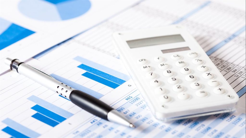 عجز موازنة مصر يتراجع إلى 5.8% خلال 2025-2026