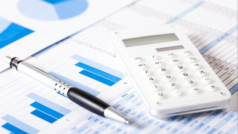 عجز موازنة مصر يتراجع إلى 5.8% خلال 2025-2026