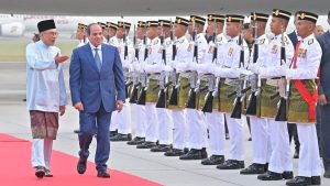 وسام تاج الدولة الأسمى.. ملك ماليزيا يمنح الرئيس السيسي أرفع الأوسمة