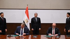 رئيس الوزراء يشهد توقيع بروتوكول تعاون بين البترول والاستثمار لتعزيز التكامل في الترويج للفرص الاستثمارية