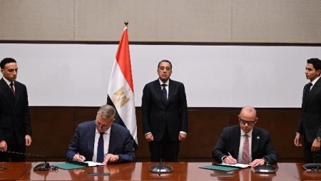 رئيس الوزراء يشهد توقيع بروتوكول تعاون بين البترول والاستثمار لتعزيز التكامل في الترويج للفرص الاستثمارية