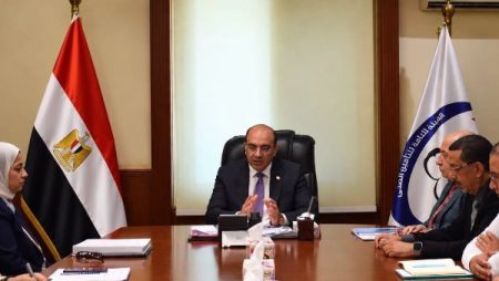 الإجتماع العاصف .. رئيس هيئة التأمين الصحي الجديد لقيادات الهيئة خدمات المواطن علي رأس الأولويات
