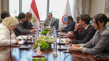 وزير الصحة يبحث مع وفد جامعة الدول العربية تعزيز التعاون الطبي المشترك