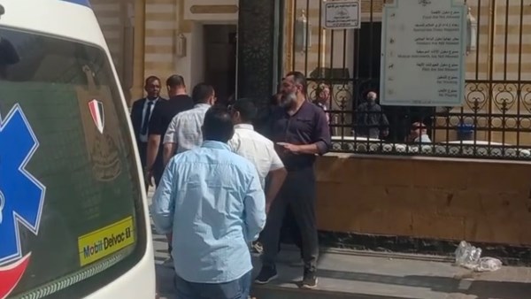 وصول جثمان شقيق الفنان حكيم إلى مسجد السيدة نفيسة