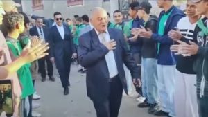 ممر شرفي ودموع الوداع.. طلاب ومعلمو مدرسة بسوهاج يردّون الجميل لمديرهم بعد بلوغه سن التقاعد