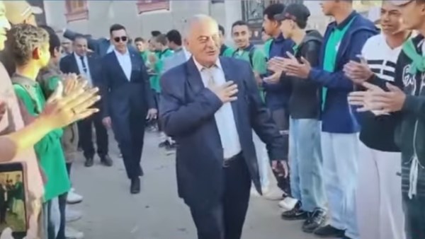 ممر شرفي ودموع الوداع.. طلاب ومعلمو مدرسة بسوهاج يردّون الجميل لمديرهم بعد بلوغه سن التقاعد