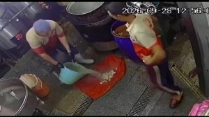 بيغسلوا ويصفّوا الفراخ في البلاعة.. فيديو يُثير الجدل داخل مطبخ محل كشري ومطالب بالتحقيق