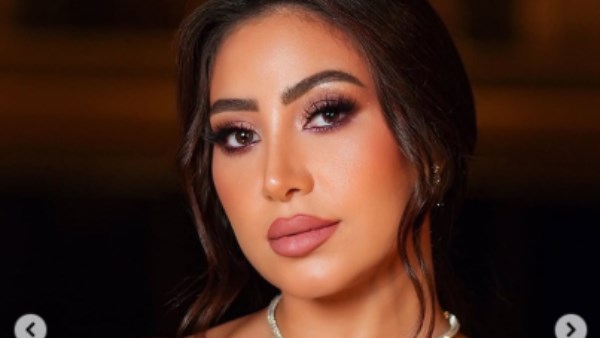 ناقد موضة يعلق على فستان بوسي ويكشف سر تميزه.. شاهد
