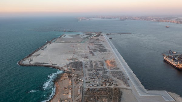 محطة تحيا مصر 2 بميناء الدخيلة.. مشروع عالمي بطاقة 1.5 مليون حاوية سنويًا لتعزيز مكانة مصر في التجارة الدولية| تفاصيل
