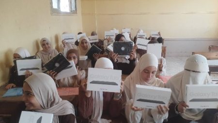 ننشر صور تسليم التابلت لطلاب أولى ثانوي في المدارس