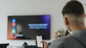 وداعاً للإعلانات المزعجة.. الذكاء الاصطناعي يطهر شاشات التلفزيون الذكية