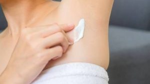 وصفة طبيعية لتفتيح وتنعيم الإبطين في 7 أيام.. خبيرة تجميل تكشف السر