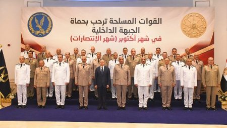 وفد الداخلية يقدم التهنئة لوزير الدفاع بمناسبة انتصارات أكتوبر