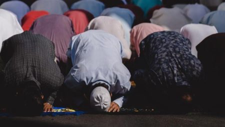 حكم ترك صلاة الجمعة لموظف الأمن.. الإفتاء تجيب
